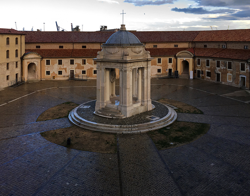 Cortile mole Vanvitelliana